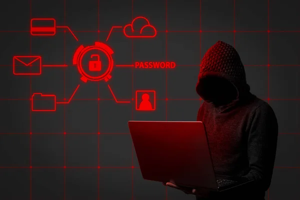 Anonieme man in een hoodie met capuchon houdt een laptop in zijn handen op een donkere achtergrond. Concept van hacken en te stelen van gebruikersgegevens. Gehackt lock, creditcard, cloud, e-mail, wachtwoorden, persoonlijke bestanden — Stockfoto