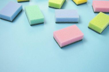 Temizleme Aksesuarları, sünger vardır rasgele mavi bir arka plan üzerinde dağınık. temizlik hizmet anlayışı. Düz yatıyordu, en iyi görünümü