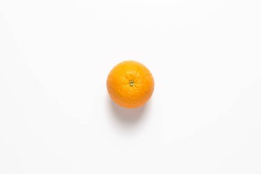 Turuncu beyaz arka plan üzerinde. Minimalizm. Tropik kavramı, sağlıklı beslenme, vitaminler. Düz döşeme, üst görünüm.