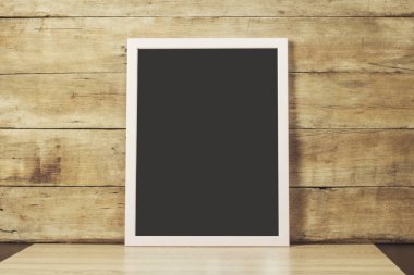 Ahşap arka plan çerçeve ile net koyu Tebeşir. Kopyalama alanı.