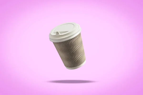 Flying Paper Cup con tapa para café o té sobre fondo morado. Levitación. concepto de cafetería y café, comida para llevar, desayuno con usted . —  Fotos de Stock