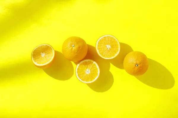 Naranjas sobre fondo amarillo. Concepto de vitaminas, trópico, verano, desayuno. Piso tendido, vista superior . — Foto de Stock