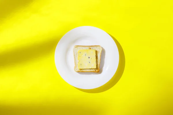 Sendvič s modrým sýrem na bílé desce na žlutém podkladu. Pojetí zdravé snídaně, vitamíny, strava, úbytek váhy. Plochá, pohled shora. — Stock fotografie
