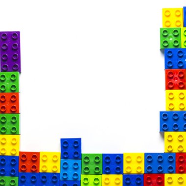 Beyaz arka plan daki çocuk tasarımcısından çok renkli detaylar. Düz döşeme, üst görünüm.