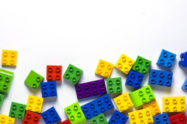 Beyaz arka plan daki çocuk tasarımcısından çok renkli detaylar. Düz döşeme, üst görünüm.