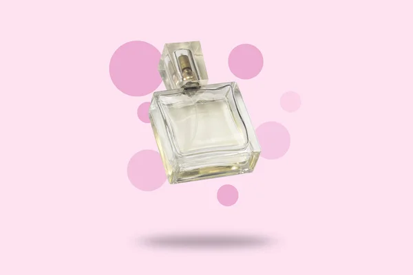 Perfume bottle on a pink background. The concept of a favorite fragrance, perfume for the beloved, Feramona. Levitation. Flat lay, top view. — Stock Photo, Image