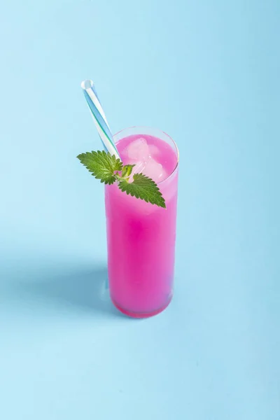 Verfrissende cocktail met ijs en munt op een blauwe achtergrond. Platte — Stockfoto