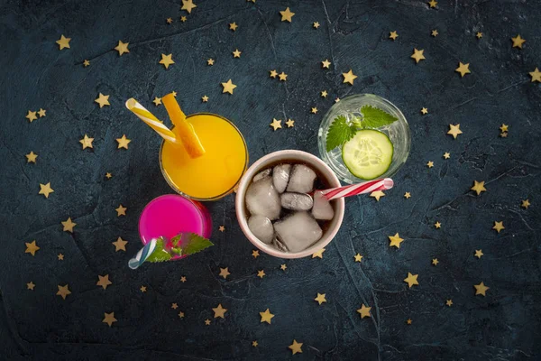 Vier soorten verfrissende drankjes met ijs op een donkerblauwe backgrou — Stockfoto