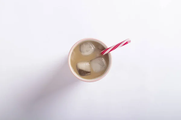 Frissítő és pezsdítő kávé jéggel egy pohárba — Stock Fotó