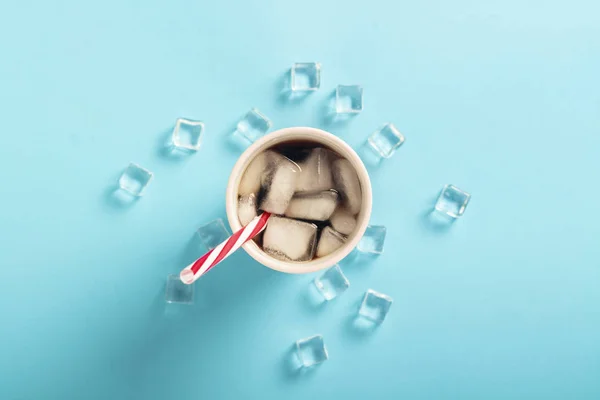 Frissítő jeges kávé egy pohár és jégkocka kék háttérben — Stock Fotó