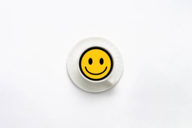 Beyaz fincan, bir tabak, siyah kahve, beyaz arka plan. İşaret bağırma