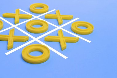 Sarı plastik haçlar ve bir parmak ve t oynamak için bir kural lı alan