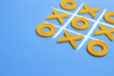 Sarı plastik haçlar ve bir parmak ve t oynamak için bir kural lı alan