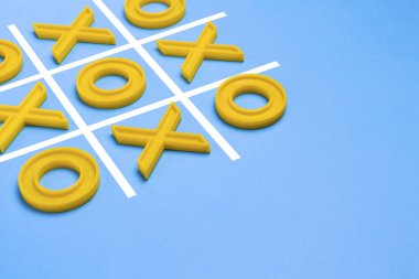 Sarı plastik haçlar ve bir parmak ve t oynamak için bir kural lı alan