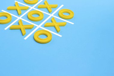 Sarı plastik haçlar ve bir parmak ve t oynamak için bir kural lı alan