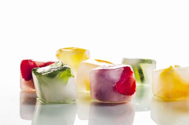 Parlak beyaz bir arka plan üzerinde meyve ile buz küpleri. Sıcak yaz, tatlı, dondurma kavramı. Düz döşeme, üst görünüm