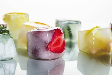 Parlak beyaz bir arka plan üzerinde meyve ile buz küpleri. Sıcak yaz, tatlı, dondurma kavramı. Düz döşeme, üst görünüm