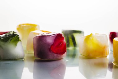 Parlak beyaz bir arka plan üzerinde meyve ile buz küpleri. Sıcak yaz, tatlı, dondurma kavramı. Düz döşeme, üst görünüm