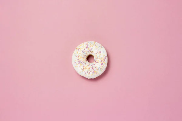 Свежий Вкусный Сладкий Пончик Розовом Фоне Концепция Быстрого Питания Булочная — стоковое фото
