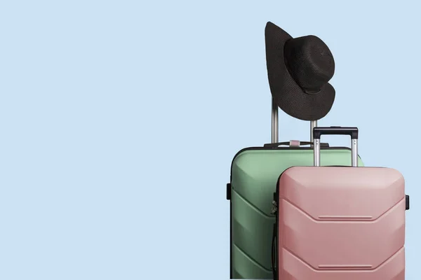 Két műanyag bőröndök a kerekek és a széles karimájú kalap a ha — Stock Fotó