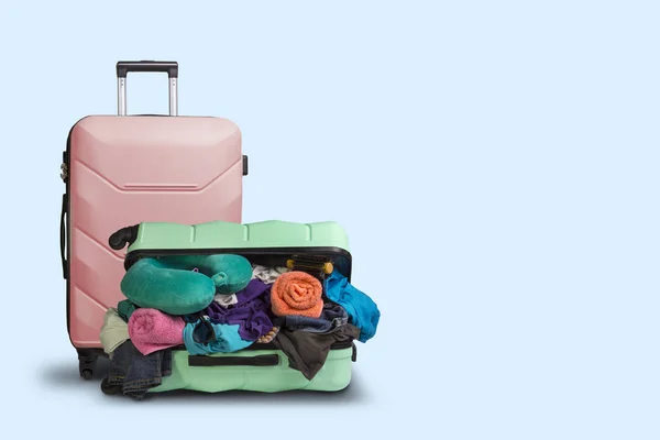 Valiză din plastic deschisă cu roți, aglomerată cu lucruri și o — Fotografie, imagine de stoc