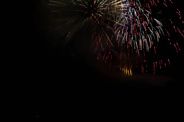 Félelmetes elszigetelt ünnepi tűzijáték sötét háttér. Lehet — Stock Fotó