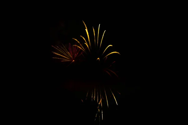 Fantastici fuochi d'artificio festivi isolati su uno sfondo scuro. Può essere — Foto Stock