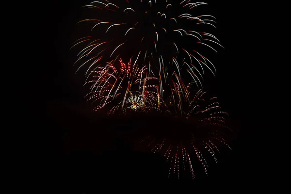 Impressionnant feu d'artifice festif isolé sur un fond sombre. Peut-être — Photo