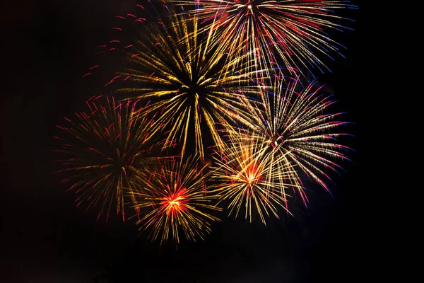 Incrível isolado Fogos de artifício festivos em um fundo escuro. Pode ser — Fotografia de Stock