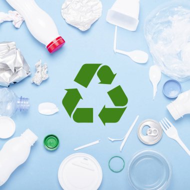 Çöp toplama, plastik ve metal mavi bir arka plan üzerinde. Kavram durdurmak plastik, geri dönüşüm, çöp ayrı toplama. Düz döşeme, üst görünüm