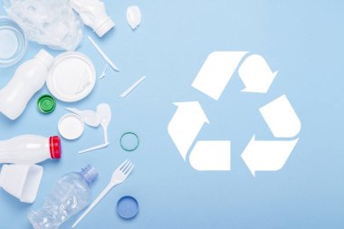 Çöp toplama, mavi arka plan üzerine plastik. Kavram durdurmak plastik, geri dönüşüm, çöp ayrı toplama. Düz döşeme, üst görünüm