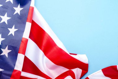 Mavi arka planda Amerikan bayrağı. Birleşik Devletler. Kavram Anma Günü, Bağımsızlık Günü, 4 Temmuz. Düz yatış, üst görünüm
