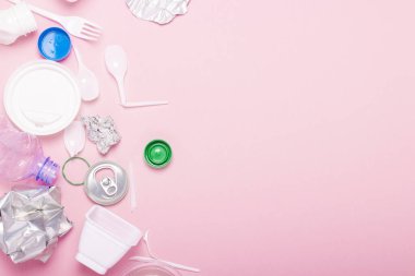 Çöp toplama, plastik ve metal pembe bir arka plan üzerinde. Kavram durdurmak plastik, geri dönüşüm, çöp ayrı toplama. Düz döşeme, üst görünüm