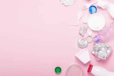 Çöp toplama, plastik ve metal pembe bir arka plan üzerinde. Kavram durdurmak plastik, geri dönüşüm, çöp ayrı toplama. Düz döşeme, üst görünüm