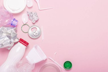 Çöp toplama, plastik ve metal pembe bir arka plan üzerinde. Kavram durdurmak plastik, geri dönüşüm, çöp ayrı toplama. Düz döşeme, üst görünüm