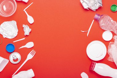 Çöp toplama, plastik ve metal kırmızı bir arka plan üzerinde. Kavram durdurmak plastik, geri dönüşüm, çöp ayrı toplama. Düz döşeme, üst görünüm