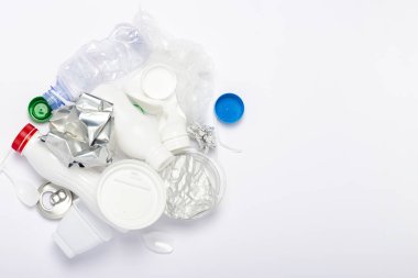Çöp toplama, plastik ve metal beyaz bir arka plan üzerinde. Kavram durdurmak plastik, geri dönüşüm, çöp ayrı toplama. Düz döşeme, üst görünüm