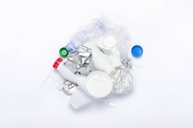 Çöp toplama, plastik ve metal beyaz bir arka plan üzerinde. Kavram durdurmak plastik, geri dönüşüm, çöp ayrı toplama. Düz döşeme, üst görünüm