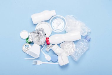 Çöp toplama, plastik ve metal mavi bir arka plan üzerinde. Kavram durdurmak plastik, geri dönüşüm, çöp ayrı toplama. Düz döşeme, üst görünüm