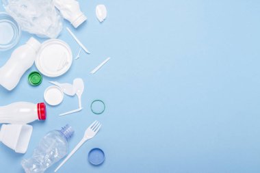 Çöp toplama, mavi arka plan üzerine plastik. Kavram durdurmak plastik, geri dönüşüm, çöp ayrı toplama. Düz döşeme, üst görünüm