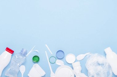 Çöp toplama, mavi arka plan üzerine plastik. Kavram durdurmak plastik, geri dönüşüm, çöp ayrı toplama. Düz döşeme, üst görünüm