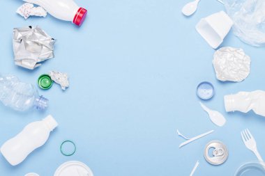 Çöp toplama, plastik ve metal mavi bir arka plan üzerinde. Kavram durdurmak plastik, geri dönüşüm, çöp ayrı toplama. Düz döşeme, üst görünüm