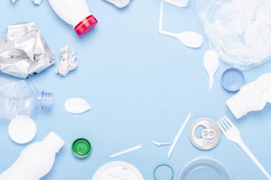 Çöp toplama, plastik ve metal mavi bir arka plan üzerinde. Kavram durdurmak plastik, geri dönüşüm, çöp ayrı toplama. Düz döşeme, üst görünüm