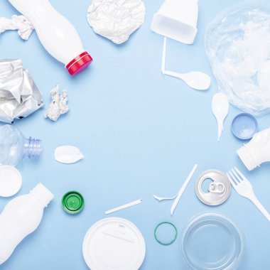 Çöp toplama, plastik ve metal mavi bir arka plan üzerinde. Kavram durdurmak plastik, geri dönüşüm, çöp ayrı toplama. Düz döşeme, üst görünüm