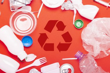 Kırmızı arka planda plastik ve tin atık toplama. Kavram durdurmak plastik, geri dönüşüm, çöp ayrı toplama. Daire şekli. Düz döşeme, üst görünüm