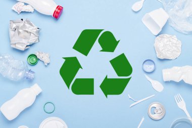 Çöp toplama, plastik ve metal mavi bir arka plan üzerinde. Kavram durdurmak plastik, geri dönüşüm, çöp ayrı toplama. Düz döşeme, üst görünüm