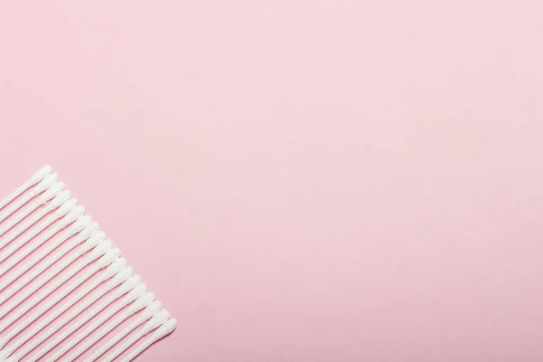 Hygienic cotton buds on a pink background. Personal care products concept. Flat lay, top view — Stock Photo, Image