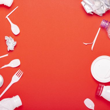 Kırmızı arka planda plastik atık toplama. Kavram plastik geri dönüşüm çöp durdurmak. Düz döşeme, üst görünüm