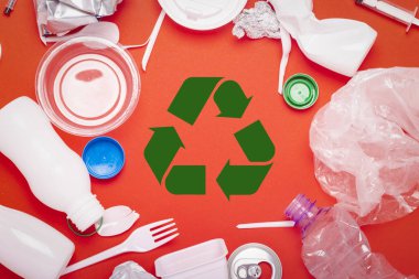 Kırmızı arka planda plastik ve tin atık toplama. Kavram durdurmak plastik, geri dönüşüm, çöp ayrı toplama. Daire şekli. Düz döşeme, üst görünüm