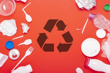 Çöp toplama, plastik ve metal kırmızı bir arka plan üzerinde. Kavram durdurmak plastik, geri dönüşüm, çöp ayrı toplama. Düz döşeme, üst görünüm